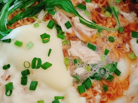 蒸し鶏　小ネギ　水菜　卵　チーズのチキンラーメン